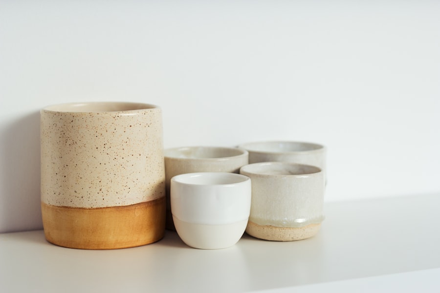 Zestaw filiżanek i kubków ceramicznych na półce